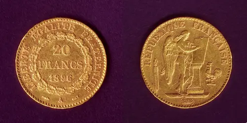 フランスの20フラン金貨（1896年A銘）。守護神ジェニーが石板に記す図と雄鶏、額面面