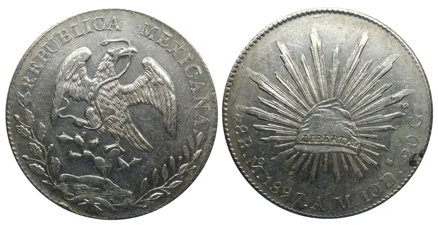 メキシコ8レアル銀貨（1897年、メキシコシティ造幣局）。左が鷲とサボテンの国章、右がフリギア帽と光線