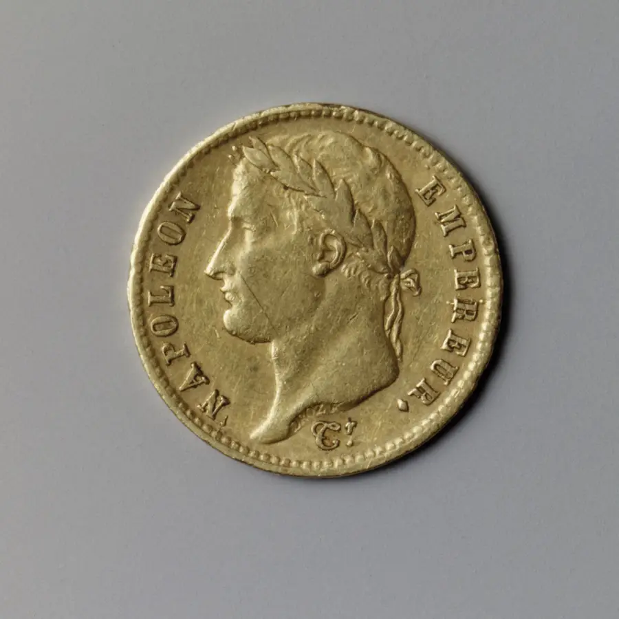 ナポレオン1世の20フラン金貨（1811年）の表面。月桂冠を戴いた左向きの肖像と NAPOLEON EMPEREUR の銘