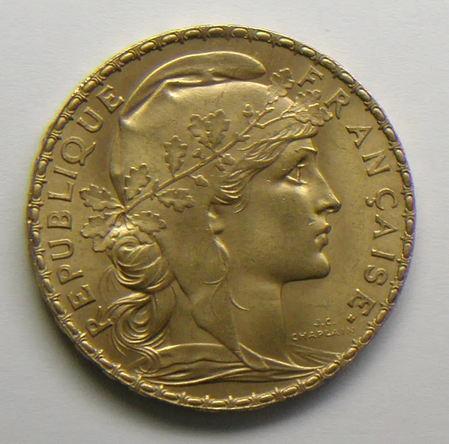 20フラン金貨の表面。オークの葉を編んだ髪飾りのマリアンヌの横顔と RÉPUBLIQUE FRANÇAISE の銘