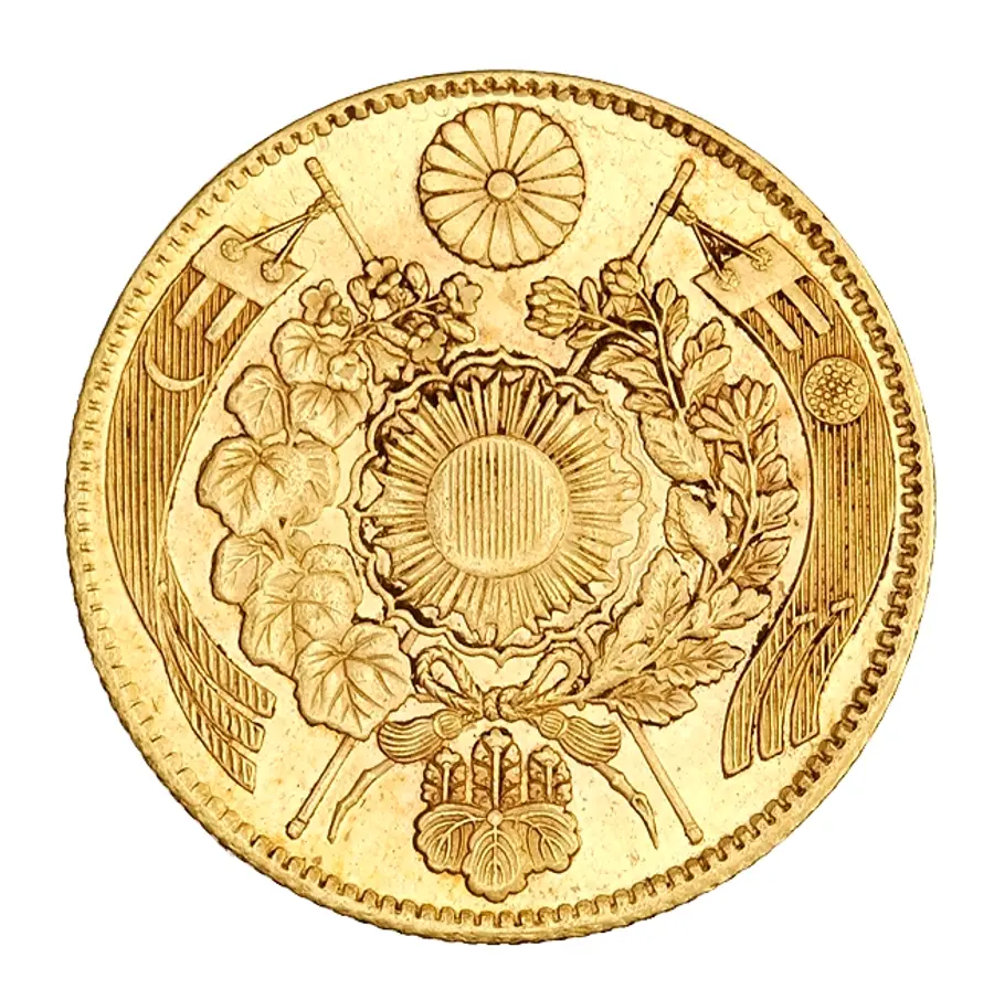 旧5円金貨の菊花紋の面。中央に旭日、上に菊花紋章、左右に桐紋と錦の御旗