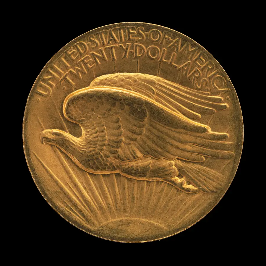 同じコインの裏面。UNITED STATES OF AMERICA TWENTY DOLLARS の銘と、昇る太陽の上を飛ぶ鷲