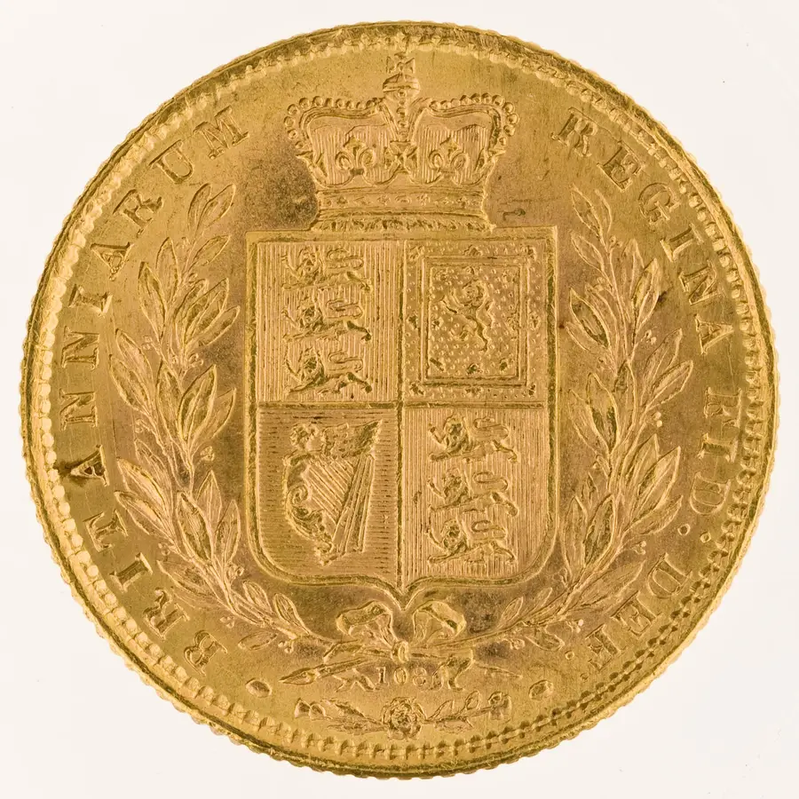 ソブリン金貨の裏面。花輪に囲まれた王冠つきの紋章の盾