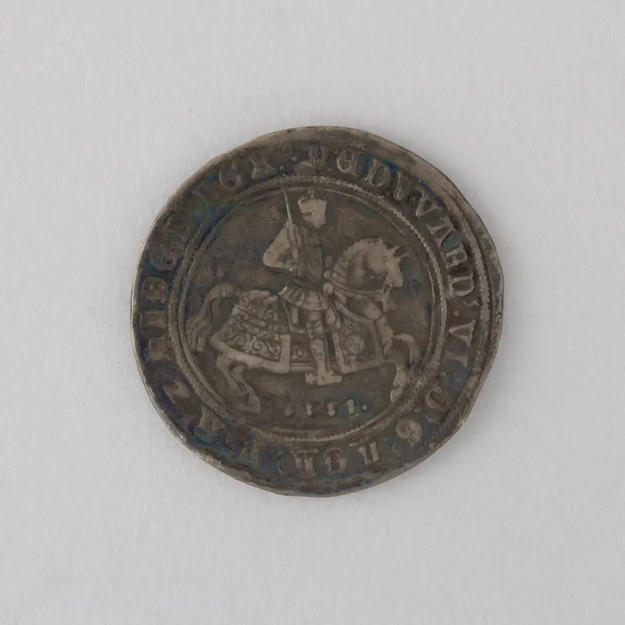 1551年 エドワード6世のクラウン銀貨。剣を持ち馬に騎乗する王の姿と、EDWARD VI の銘、年号 1551