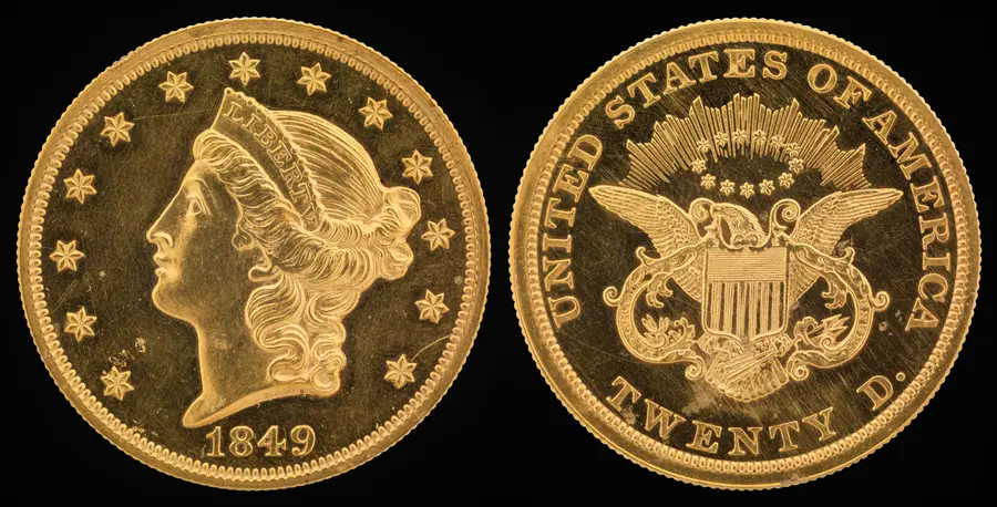 リバティヘッド20ドル金貨（1849年）の表裏。左が王冠を戴いた自由の女神の横顔、右が紋章の鷲と UNITED STATES OF AMERICA TWENTY D.