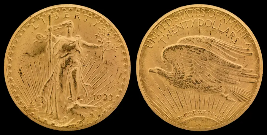 1933年銘セントゴーデンス・ダブルイーグルの表裏。左が歩く自由の女神と1933の年号、右が飛ぶ鷲と UNITED STATES OF AMERICA TWENTY DOLLARS